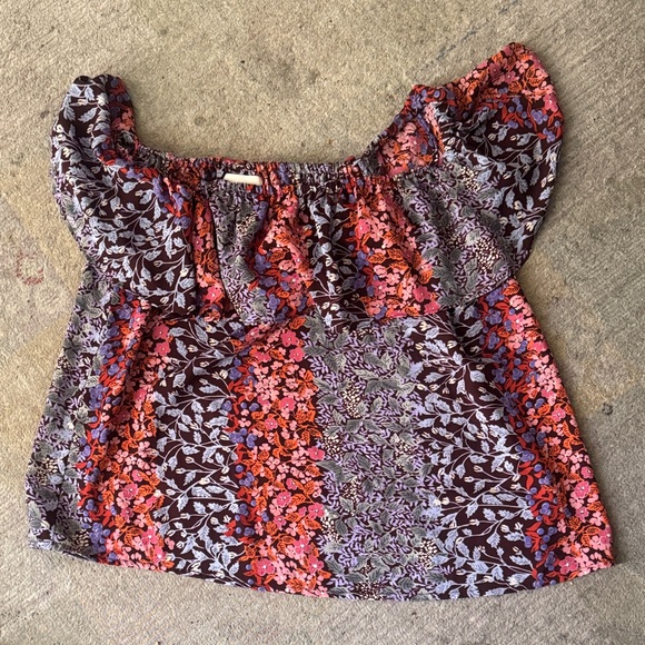 Anthropologie Maeve Vallita
Off Shoulder Ruffle Top
Burgundy Floral Sz Small EUC - Picture 6 of 6